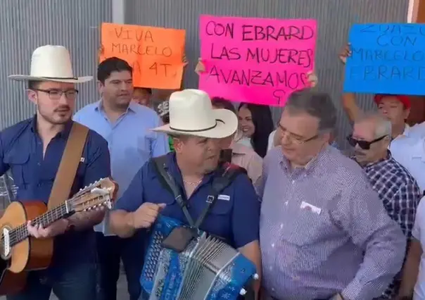 Reciben a Marcelo Ebrard con El Corrido de Monterrey y sí lo canta