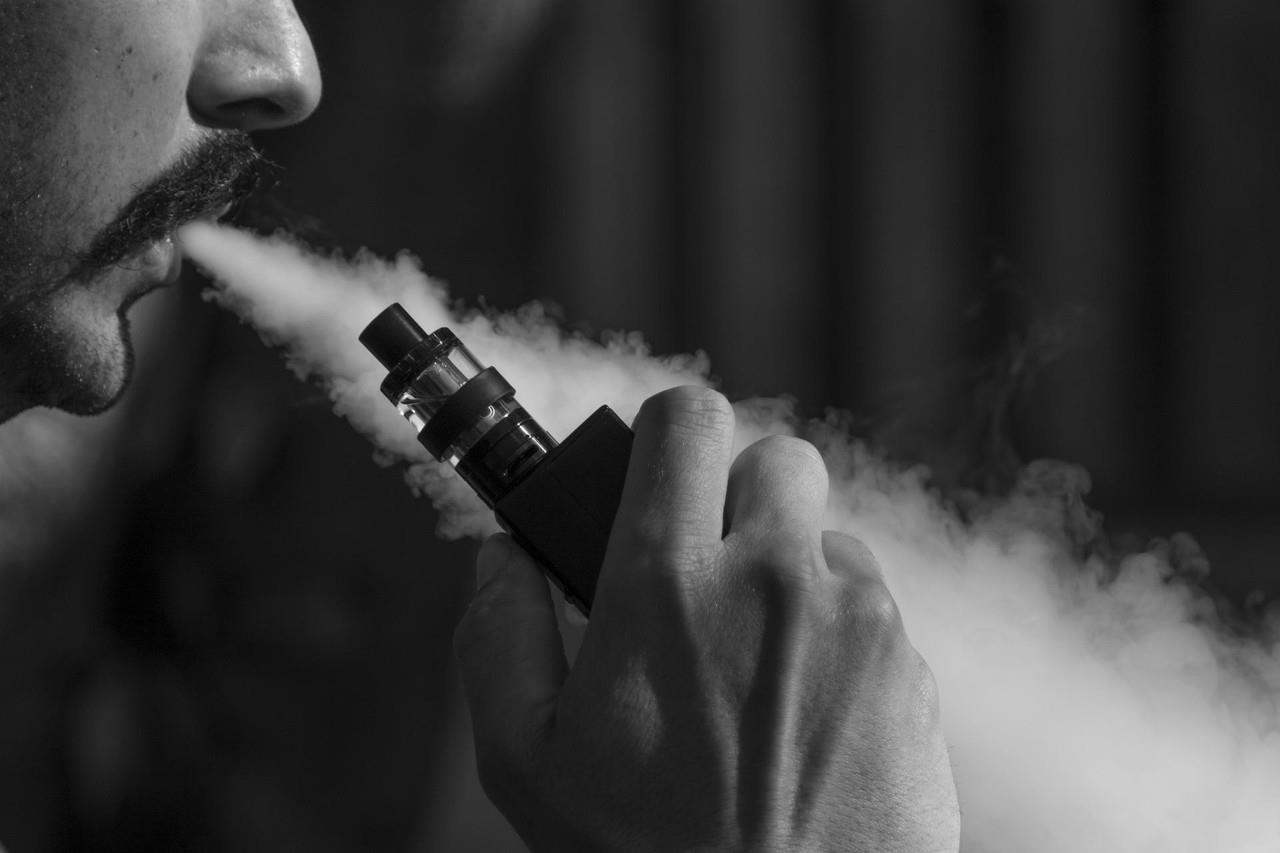 Los padres de familia, los grupos de defensa de la salud y las principales compañías de vapeo están de acuerdo en algo esencialmente: la FDA debe retirar del mercado los desechables con sabor. Foto: lasalle.edu.co