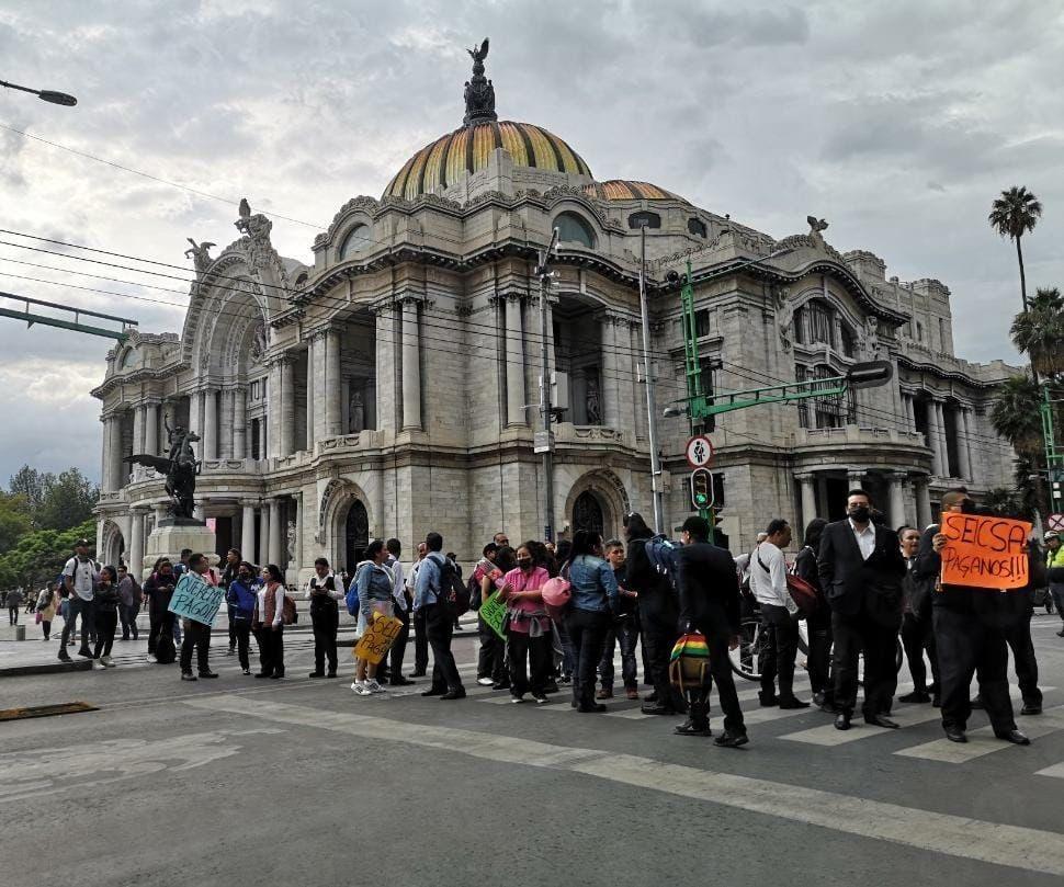 Trabajadores de Bellas Artes bloquean Eje Central por falta de pagos pendientes. Foto: Ramón Ramírez