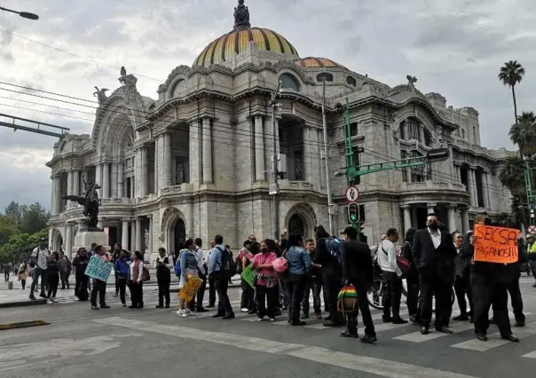 Trabajadores de Bellas Artes bloquean Eje Central en protesta por falta de pago