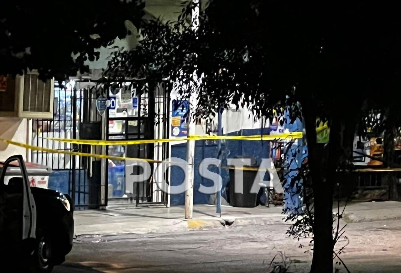 De acuerdo con las investigaciones el hombre armado llegó al negocio y sin importarle la presencia de clientes sacó su revolver y exigió el dinero de la venta. Foto: Raymundo Elizalde.