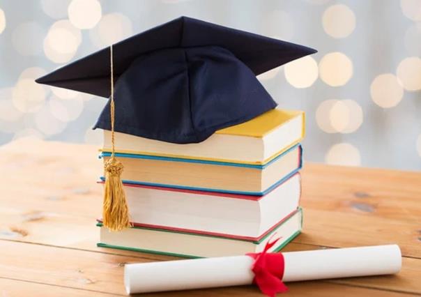 Audio íntimo de maestra suena a todo volumen en graduación de kinder en Coahuila