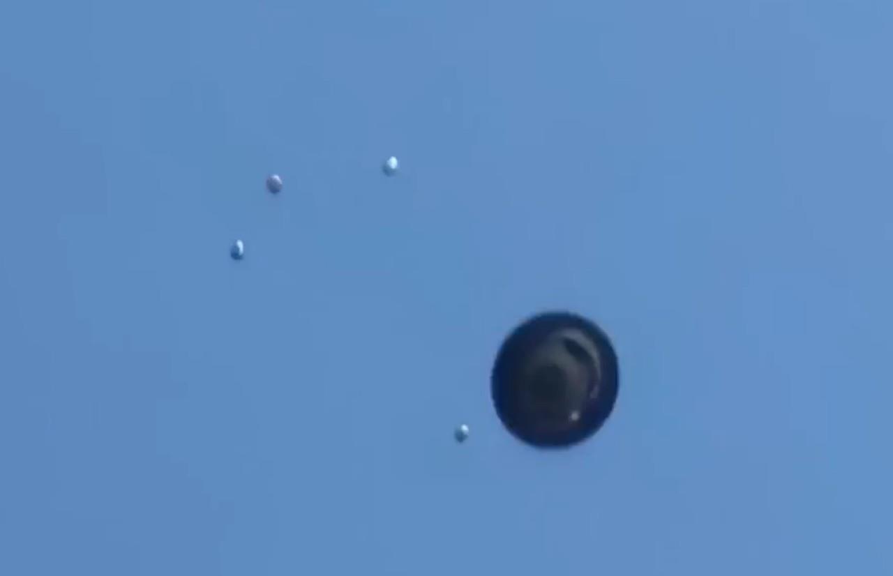 El video fue difundido a través de Twitter, en donde se puede apreciar un objeto de color oscuro surcar por el cielo. Foto: Twitter @jaimemaussan1.