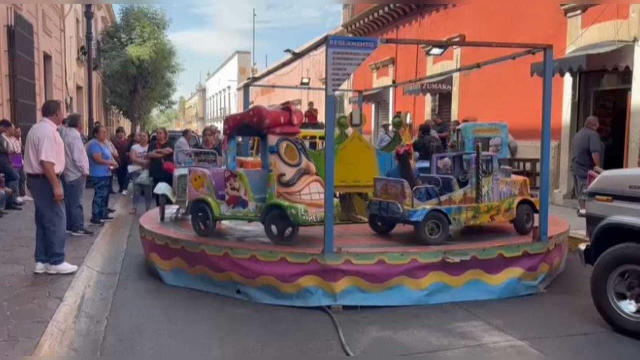 ¡Como en el Parque Guadiana!, comerciantes cerraron la calle victoria, e instalaron juegas mecánicos como protesta contra las decisiones de la Comisión de Actividades Económicas del Ayuntamiento, quien suspendió permisos a comerciantes. Foto: Aida Campos.