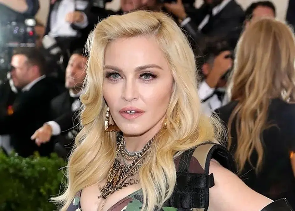 Madonna recibió el alta médica y viajó a su casa de Nueva York, trasladándose en una ambulancia privada. Foto: Glamour TV.