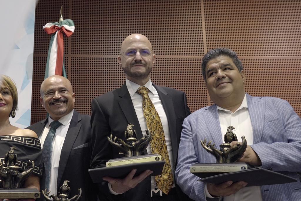 La presea recibida por John Milton es una pieza tallada a mano por la artista María Concepción Rodríguez y representa la lucha por la equidad de género. Foto: Cortesía.