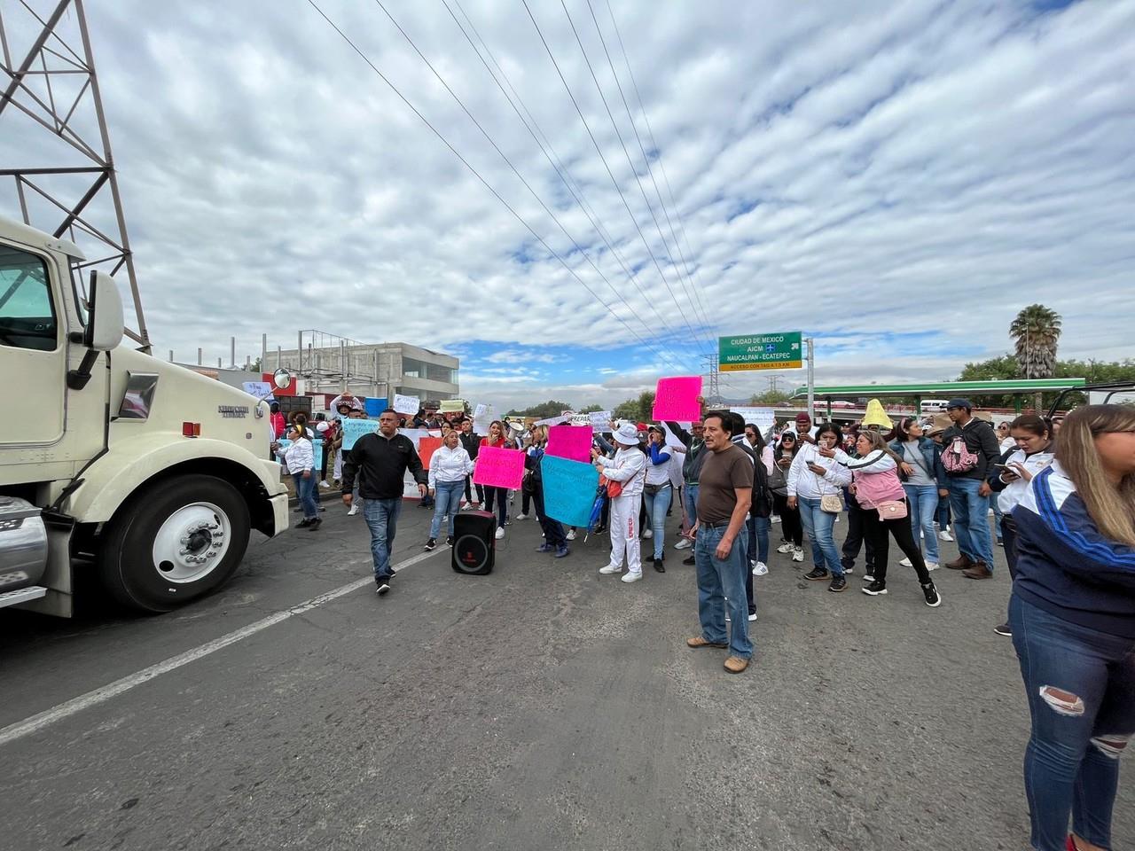 Los bloqueos de docentes también se están llevando acabo en otros municipios como Coacalco, Naucalpan, Tecámac, Toluca y Tlalnepantla. Foto: Israel Lorenzana.