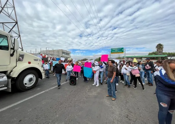 Bloquean maestros la carretera Texcoco-Lechería y desquician la vialidad