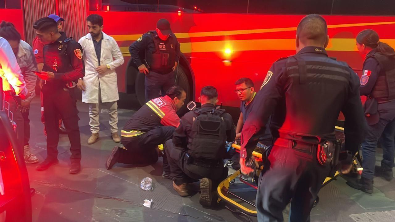 Arrolla metrobús a pareja de motociclistas, mujer perdió la vida
