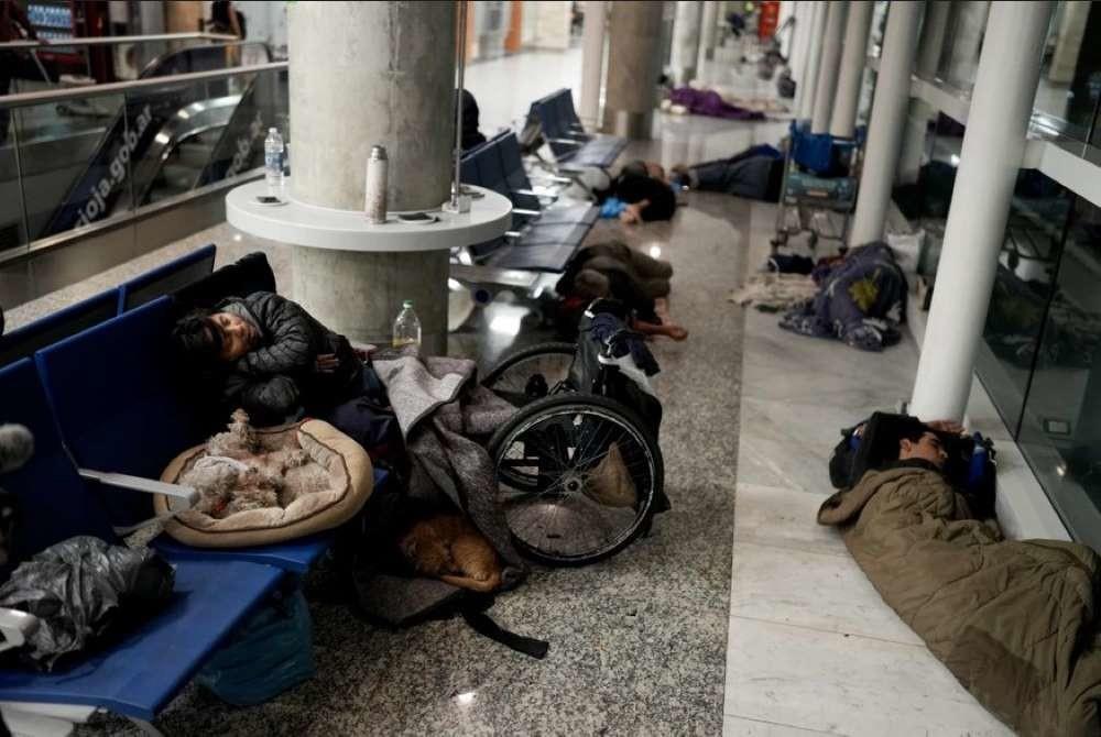 Más de cien personas sin hogar que se habían instalado hace meses en el aeropuerto fueron desalojadas el viernes 30 de junio de 2023. (AP Foto/Natacha Pisarenko, Archivo)