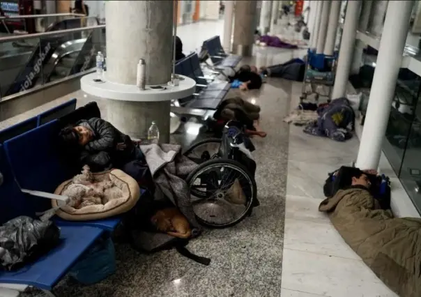 Más de cien personas sin hogar desalojadas en aeropuerto de Buenos Aires