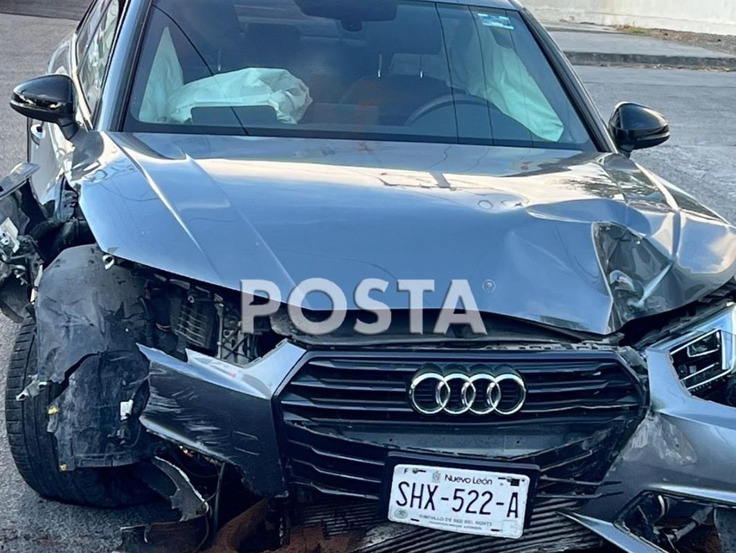 Presuntamente por ir a exceso de velocidad y la falta de pericia del conductor lo llevó a impactar su auto de lujo contra la estructura metálica de una propiedad. Foto: Raymundo Elizalde.