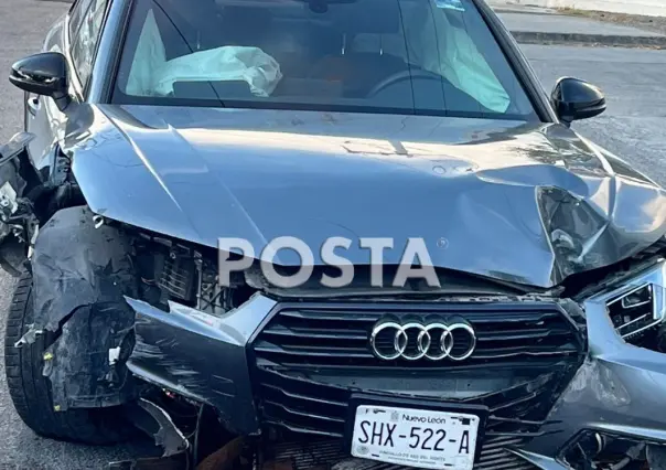 Destroza auto de lujo tras estrellarse al sur de Monterrey