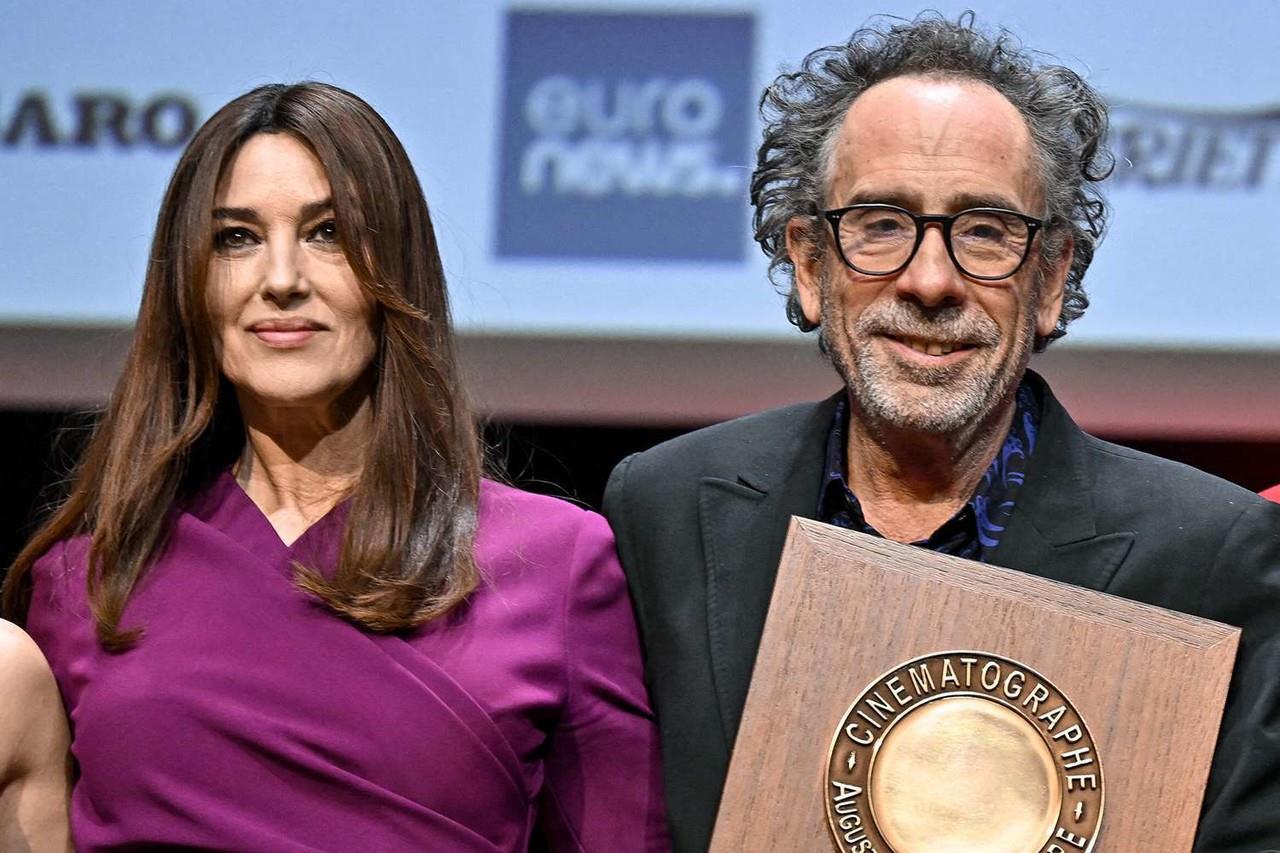 Monica Bellucci de 58 años, confirmó su relación con el cineasta y productor estadounidense Tim Burton, de 64. Foto.La Página