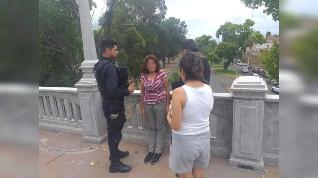 Impide Policía Estatal que mujer se lance desde el Puente de Analco