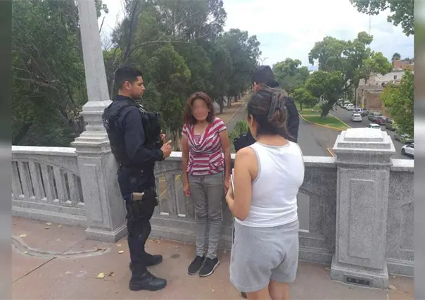 Impide Policía Estatal que mujer se lance desde el Puente de Analco