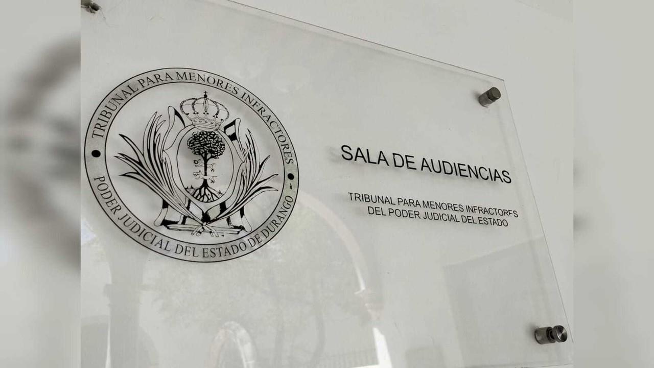 Vinculan a proceso al adolescente que mató a policía de una pedrada