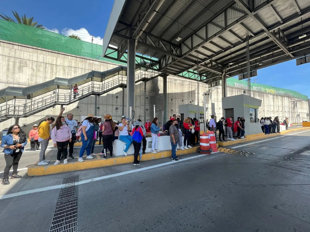 Los docentes piden que se les pague los colaterales de días cívicos y el aumento salarial y la revisión del contrato colectivo de trabajo. Foto: Israel Lorenzana.