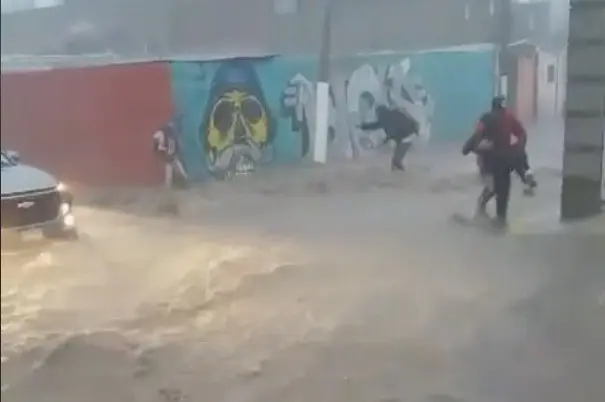 ¡Es un héroe! Salva hombre a niña arrastrada por la fuerte lluvia