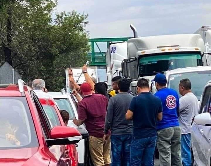 Paramédicos acudieron al sitio y confirmaron el deceso, al parecer debido a un paro cardiorrespiratorio. Foto: Facebook Reporte Diario.