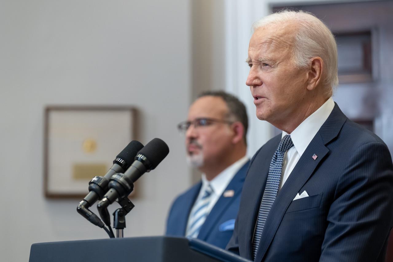 El presidente de Estados Unidos, Joe Biden, anunció un plan B para perdonar los préstamos a millones de universitarios del país. Foto. Twitter