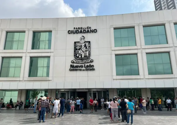 Largas filas para el canje de placas en el Pabellón Ciudadano