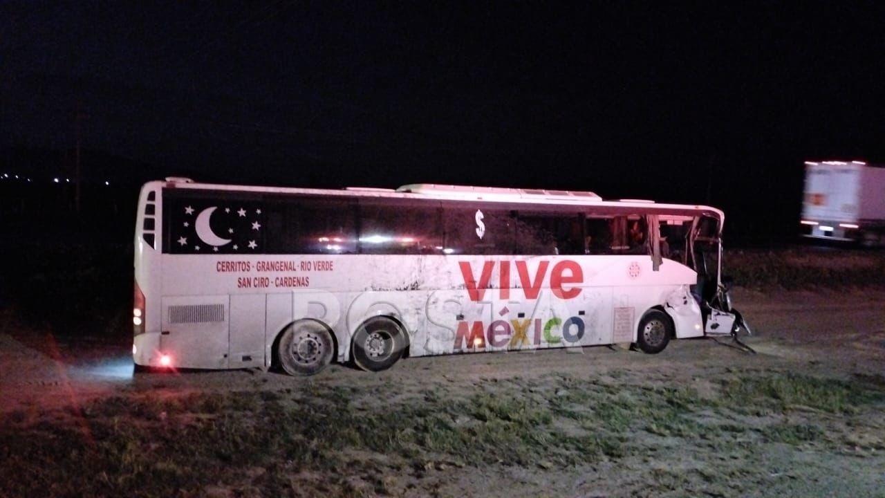 Deja choque de autobús y camión de carga 4 muertos en Galeana