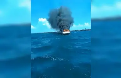 VIDEO: Arde yate en Progreso, Yucatán; tripulación se lanza al mar para salvarse