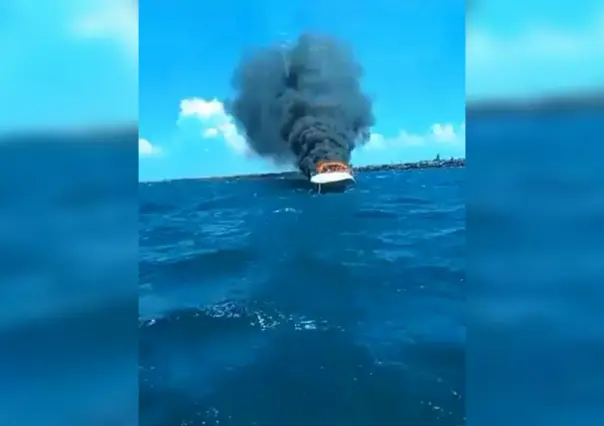 VIDEO: Arde yate en Progreso, Yucatán; tripulación se lanza al mar para salvarse