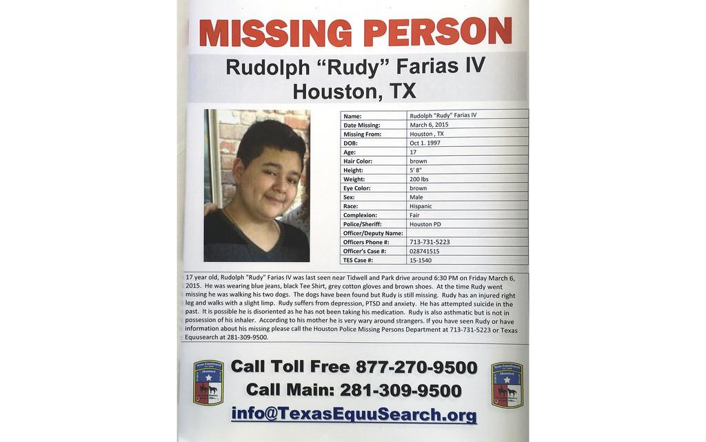 Esta fotografía muestra un cartel de persona desaparecida para Rudolph Rudy Farias IV durante un evento por el Día de las Personas Desaparecidas. (TexasEquuSearch/Cortesía del Houston Chronicle vía AP)