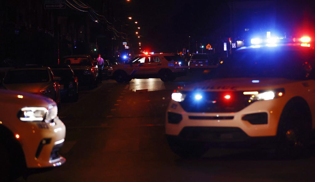 La policía investiga en la calle 56 después de que varias personas fueron baleadas el lunes 3 de julio de 2023, en el suroeste de Filadelfia. (Yong Kim/The Philadelphia Inquirer vía AP)