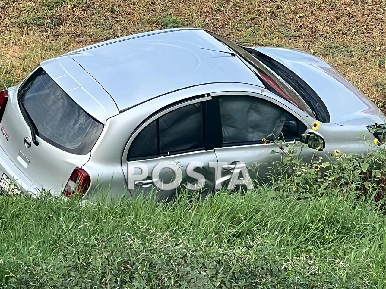 Cae auto a canalón en La Rioja, al sur de Monterrey