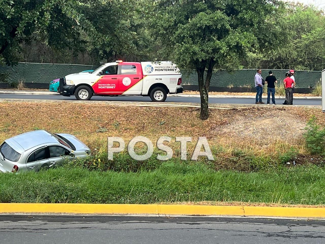 Cae auto a canalón en La Rioja, al sur de Monterrey