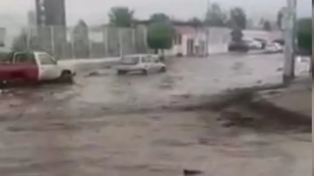 La fuerte lluvia que azotó, la tarde del lunes 03 de julio, al municipio de Chalco se provocó el desbordamiento del canal Maravillas en la comunidad de San Martín Cuautlalpan, además de que dejó vialidades inundadas. Foto: Cortesía