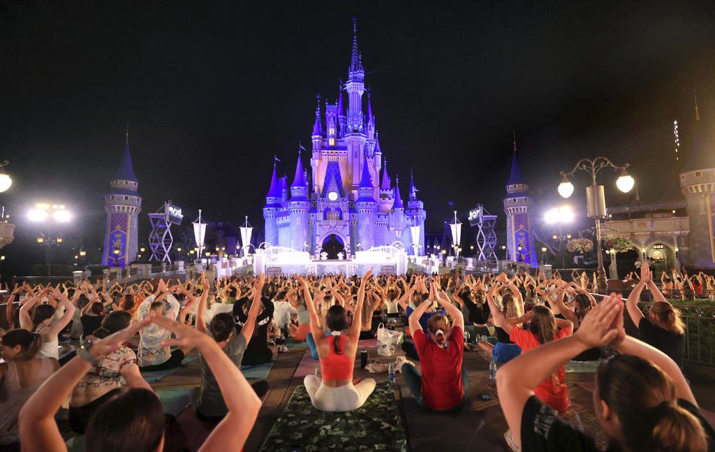 Una ceremonia del solsticio de verano en Disney World en Lake Buena Vista, Florida, el 21 de junio de 2023. (Joe Burbank/Orlando Sentinel via AP)