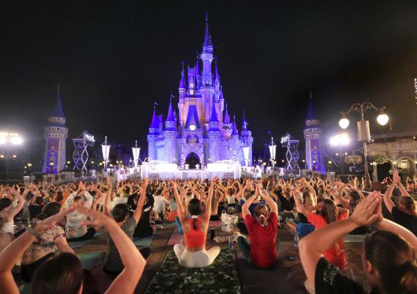 Un cachito de felicidad, subastan artículos de Disney en California