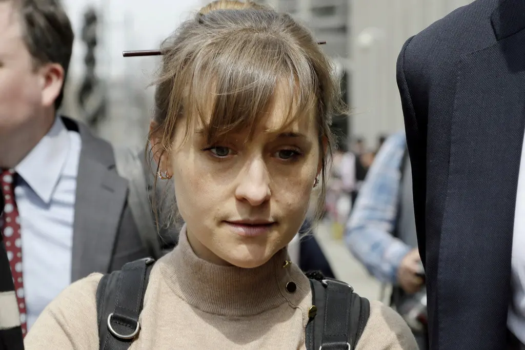 La actriz de televisión Allison Mack sale de un tribunal federal el 8 de abril de 2019 en Brooklyn, Nueva York, después de declararse culpable de cargos de extorsión en el caso del grupo de culto NXIVM en el norte de Nueva York. (AP Foto/Mark Lennihan, arc