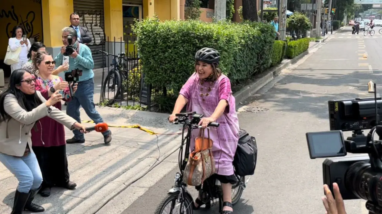 Xóchitl Gálvez llegó en su bicicleta a las oficinas del PRD para proceder con su registro como aspirante a la candidatura presidencial, advirtió que si AMLO no detiene sus comentarios, lo demandará por violencia política de género. Foto: Itzel Negrete