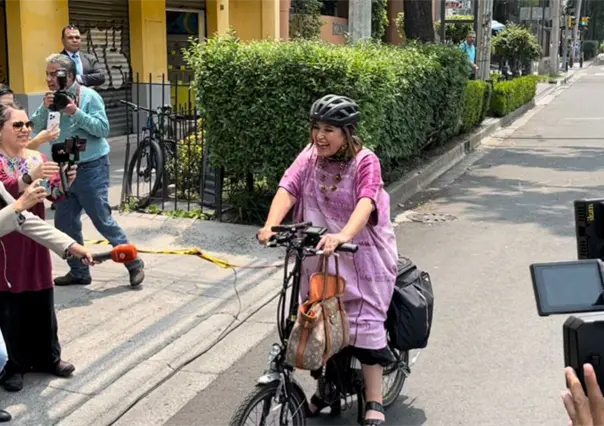 VIDEO: Llega en bicicleta, a las oficinas del PRD la Senadora Xóchitl Gálvez