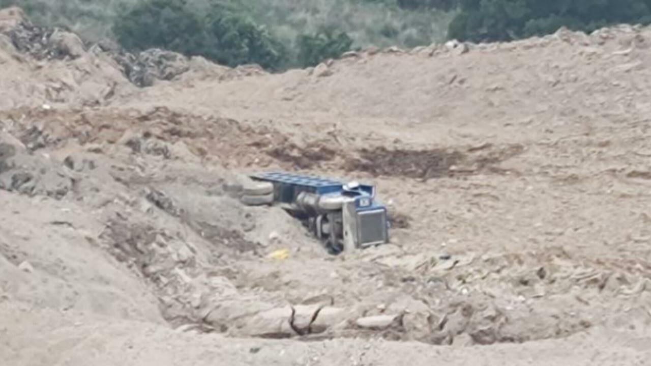 En Naucalpan ocurrió un deslizamiento de basura en un relleno sanitario; tres personas atrapadas por los escombros ya fueron rescatadas, una más sigue desaparecida. Foto: Cortesía