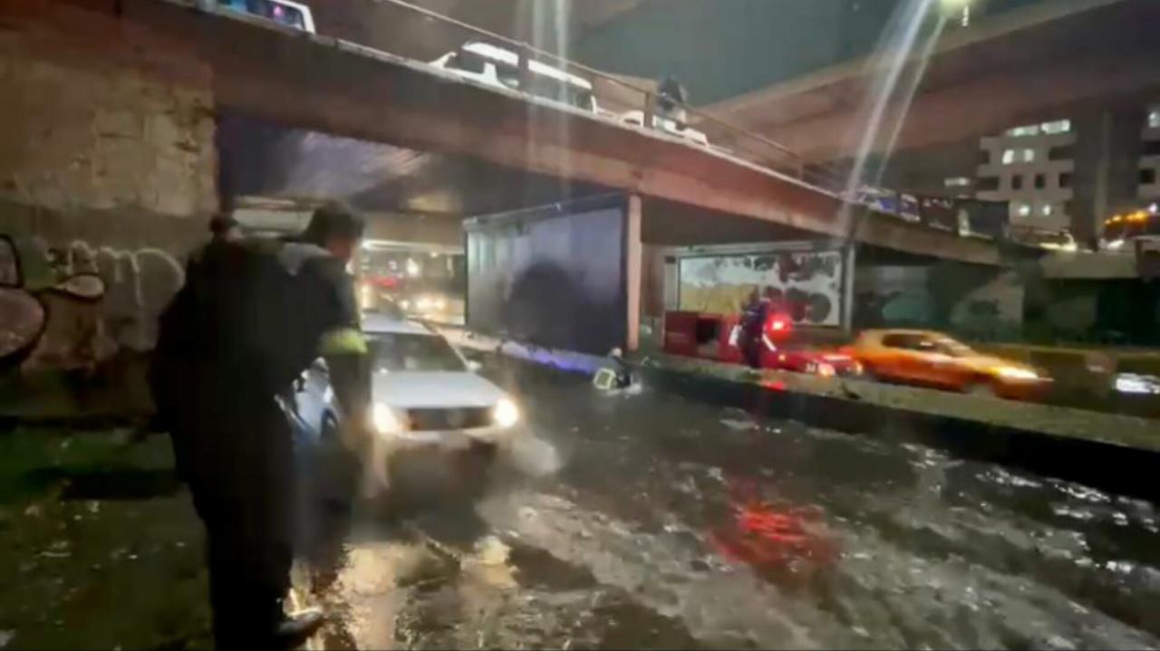 Las fuertes lluvias dejaron inundaciones y encharcamientos fue el paso a desnivel de Periférico Norte al cruce con Río San Joaquín con circulación hacia la zona de Satélite. Foto: Cortesía