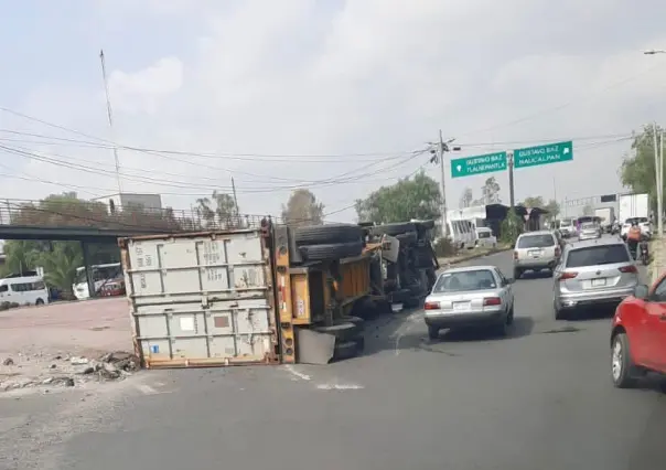 Vuelca tráiler en Tlalnepantla tras ir a exceso de velocidad