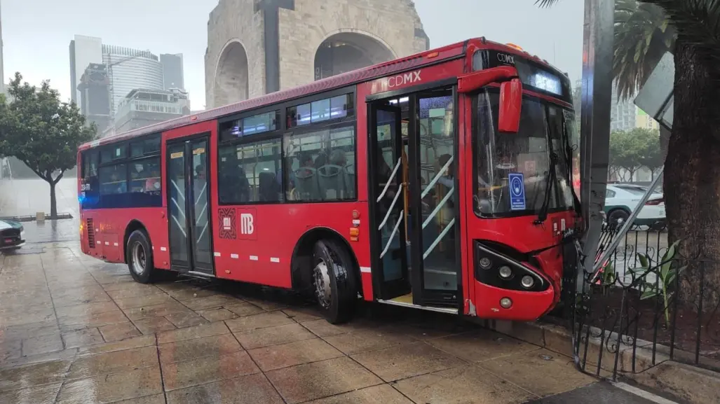 Se queda sin frenos y choca contra un árbol Metrobús de la L4