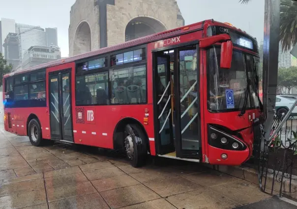 Se queda sin frenos y choca contra un árbol Metrobús de la L4