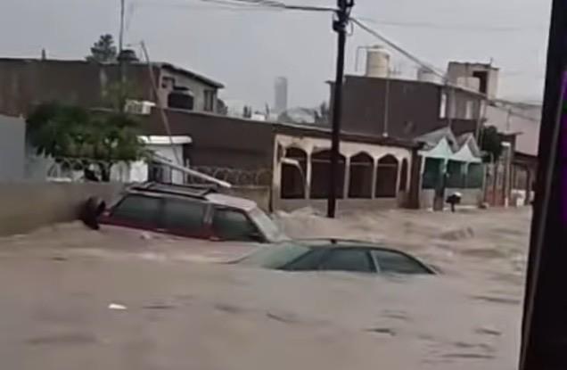 ¡Titanic versión Chihuahua!: se hunden carros por lluvias