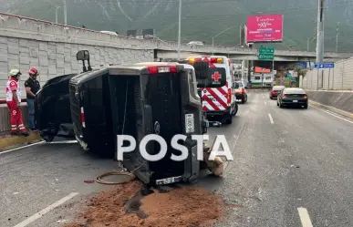 Vuelca camioneta y la abandona al sur de Monterrey