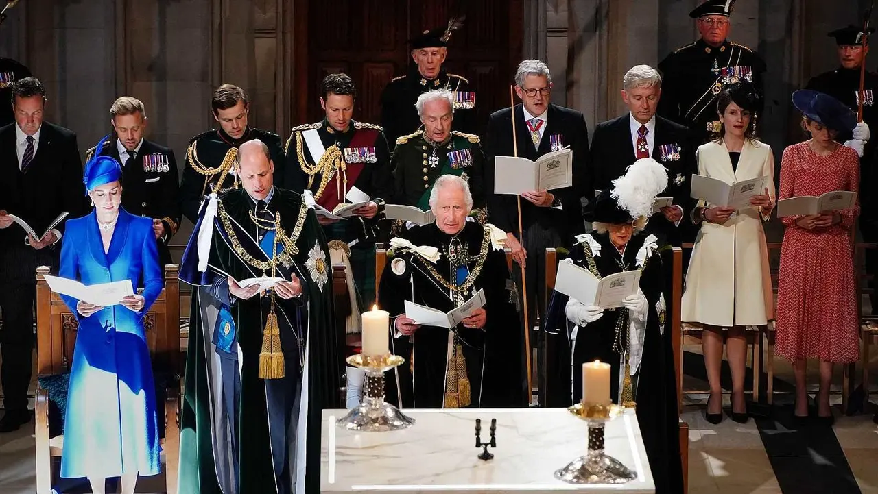 En un Servicio Nacional de Acción de Gracias y Dedicación en la Catedral de St. Giles de Edimburg, Carlos III recibió los Honores de Escocia, las históricas joyas de la corona escocesa que se han utilizado en ceremonias reales durante los últimos cinco sig