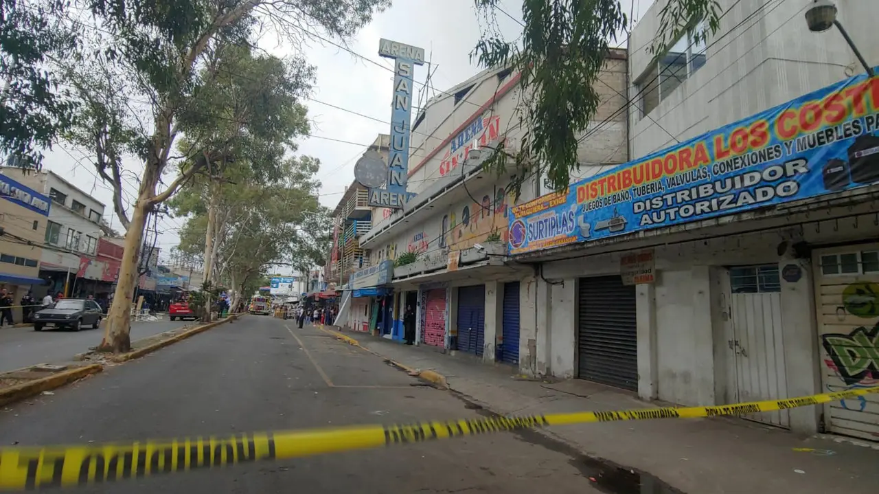 Mueren dos niños en el incendio de la Arena de lucha libre San Juan en Nezahualcóyotl. Se desconocen las causas del siniestro. Foto: Cortesía