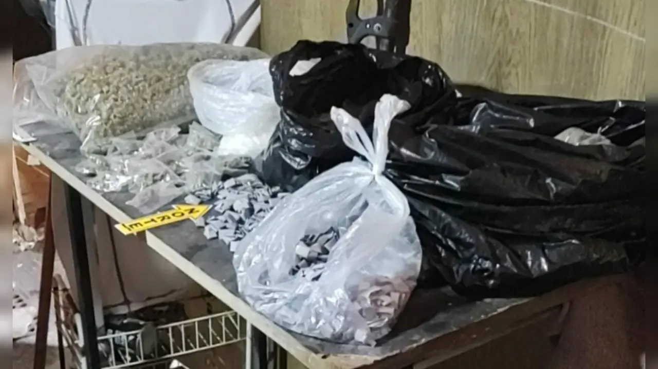 En el cateo a una casa en la colonia Fuentes de Aragón, en Ecatepec, se aseguraron 440 envoltorios con metanfetamina y 110 con marihuana. Foto: Cortesía