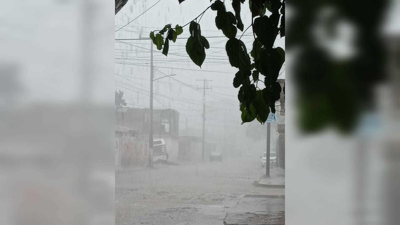 Fuerte lluvia la que se suscitó en la capital duranguense, dejando como resultado inundaciones en las avenidas. Foto: Alejandro Martinez.